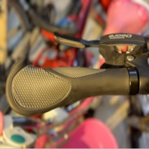 Erogonomic bicycle hand resting grip