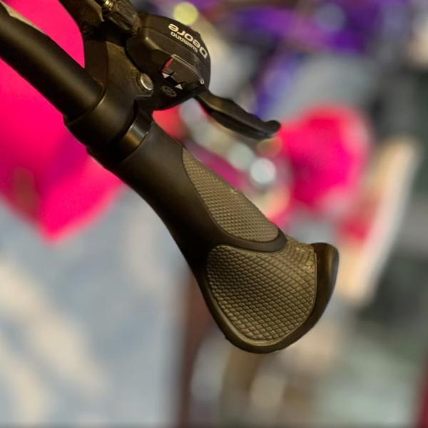 Erogonomic bicycle hand resting grip