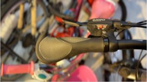 Erogonomic bicycle hand resting grip - Image 3
